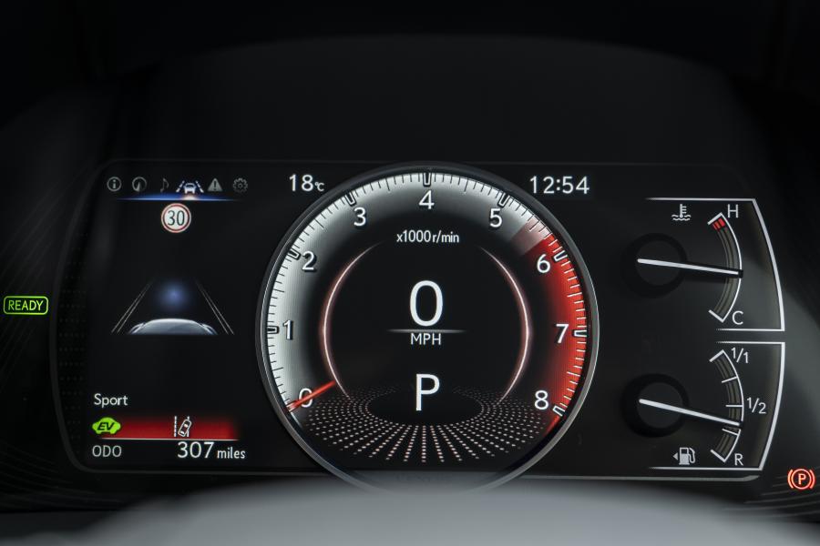 Панель приборов Lexus ES300h with Digital Door Monitors 2020 года  (UK) (фото 8 из 40)